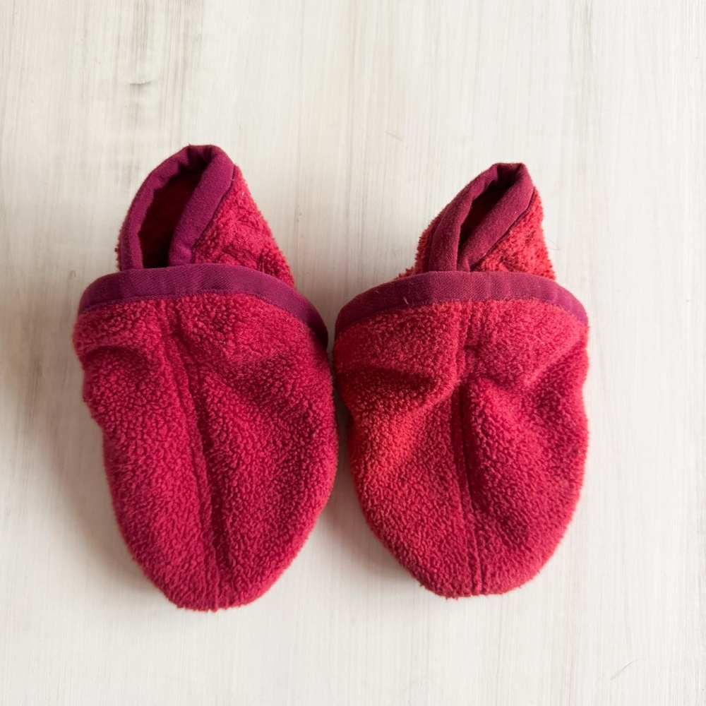Patagonia baby synchilla fleece booties (size 0-3 months)